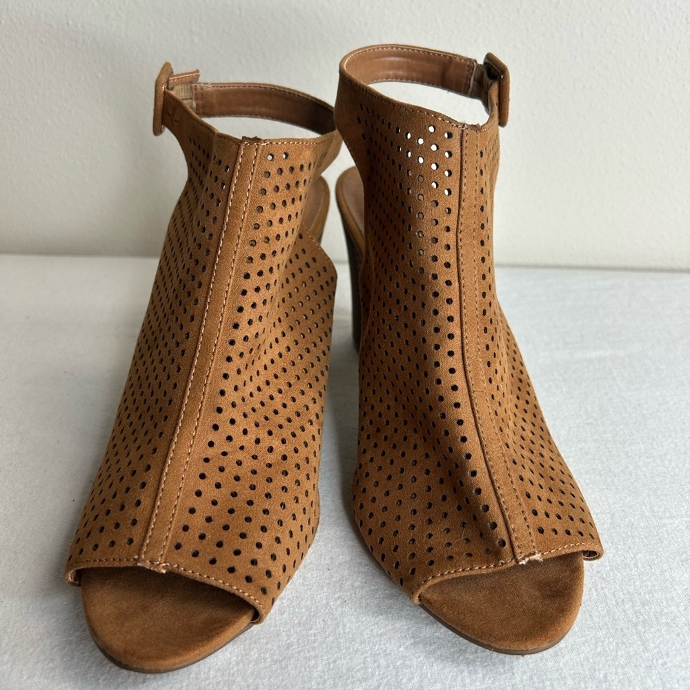 Madden Tan Perforated Peep-Toe Block Heels 9 - Picture 2 of 7